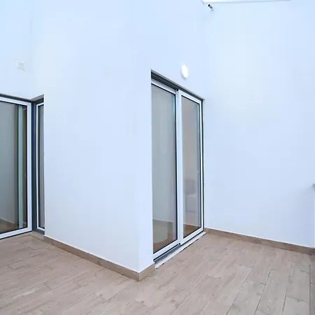 63 Letter Sanches Apartment *