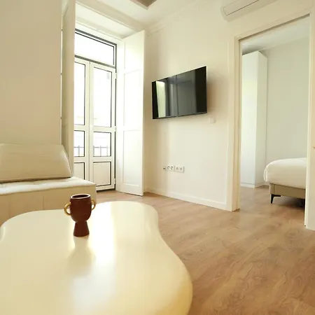 63 Letter - Sun-filled & Quiet With Elevator Access * Lisboa