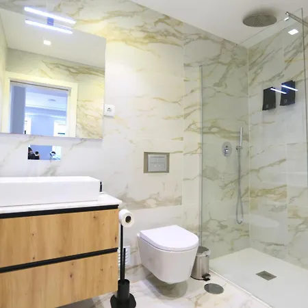 63 Letter - Sun-filled & Quiet With Elevator Access شقة