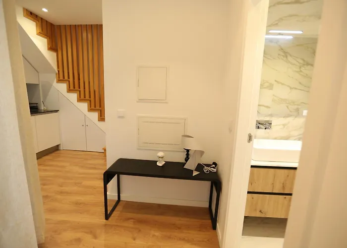 63 Letter - Sun-filled & Quiet With Elevator Access شقة