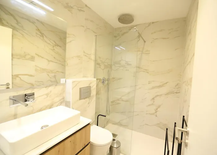 شقة 63 Letter - Sun-filled & Quiet With Elevator Access