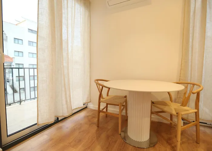 63 Letter - Sun-filled & Quiet With Elevator Access شقة