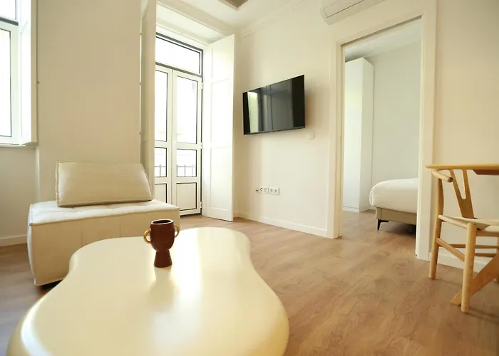 63 Letter - Sun-filled & Quiet With Elevator Access * Lisboa