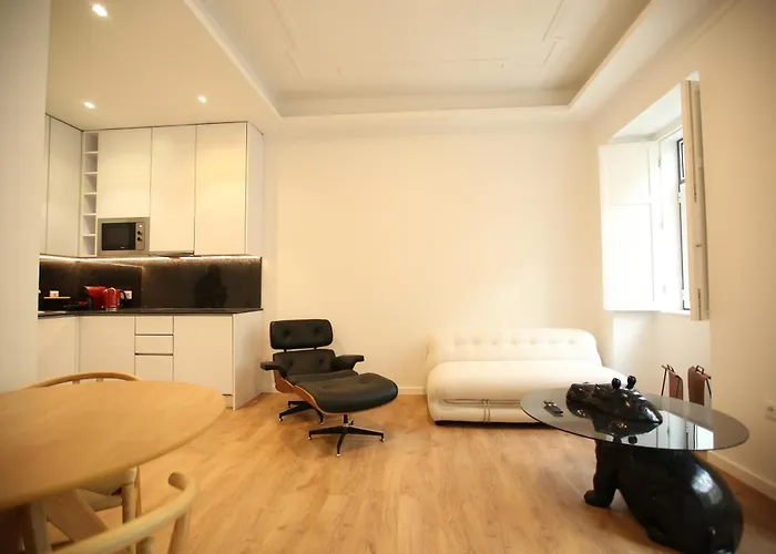 63 Letter - Sun-filled & Quiet With Elevator Access * Lisboa