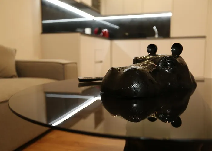 شقة 63 Letter - Sun-filled & Quiet With Elevator Access *